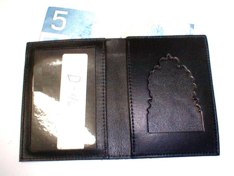 Porte-monnaie, fenêtre et cuir pour insigne